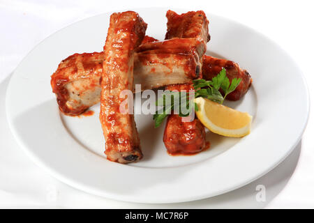 Köstliche gegrillte Schweinerippchen auf weiße Platte Stockfoto