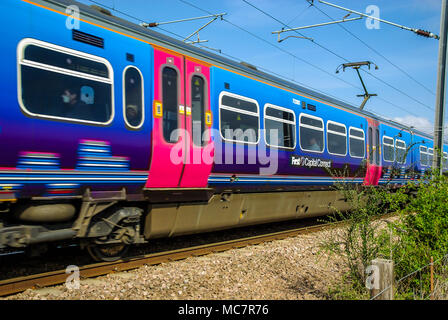 First Capital Connect Class 365-Eisenbahnzug, der mit Geschwindigkeit unterwegs ist. Beförderung mit Passagieren. Elektrische Mehrfacheinheit. Elektrifizierte East Coast Main Line Stockfoto