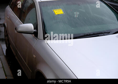 Stornogebühren für illegales Parken. Strafzettel an der Windschutzscheibe eines Autos stecken Stockfoto
