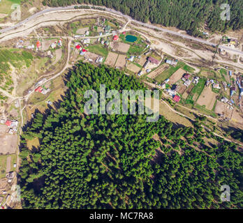 Luftaufnahme von Wald und Dorf im Hinterland von Petru Voda, Rumänien Stockfoto