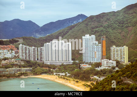 Luftaufnahme von Repulse Bay - Luxus Wohngebiet und berühmten Strand im südlichen Teil der Insel Hong Kong. Die umliegenden Hügel im Hintergrund. Stockfoto