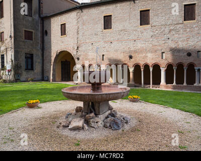 Alte Brunnen in rotem Marmor und im Hintergrund der Kreuzgang der Abtei von Carceri, Padua, Italien. Stockfoto