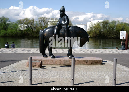 Rüsselsheim, Deutschland - 11. April 2018: Die Skulptur Reiter mit den Schiff des Künstlers Detlef Kraft am Mainufer am 11. April 2018 in Stockfoto