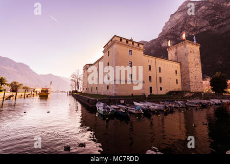 Riva del Garda, Italien - 6. Januar 2016: Blick auf die Burg Scaligero, Wahrzeichen des Gardasees, Italien. Stockfoto