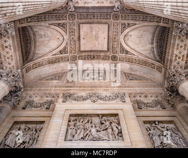 Paris, Frankreich - 7. Januar 2018: Detail der Decke unter der externen Kolonnade des Pantheons in Paris. Stockfoto