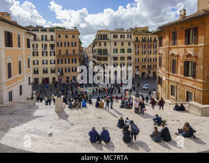 Touristen pack das Quadrat von der Spanischen Treppe Stockfoto