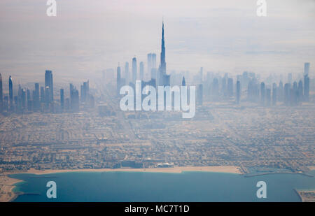 Das höchste Gebäude der Welt, das Burj Al Khalifa ragt aus der staubigen Sand Wolken über der Innenstadt von Dubai. Stockfoto