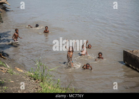 Eine Gruppe von Papua Jungen tauchen in den Sepik Fluss, mittleren Sepik, Papua-Neuguinea Stockfoto