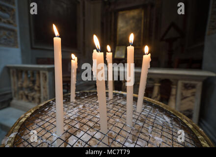 Votive oder Gebet Kerzen in der römisch-katholischen Kirche Stockfoto