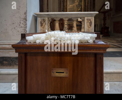 Votive oder Gebet Kerzen in der römisch-katholischen Kirche Stockfoto