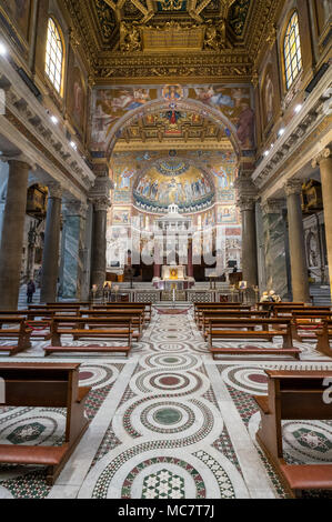 Innenraum der Basilika Santa Maria in Trastevere Stockfoto