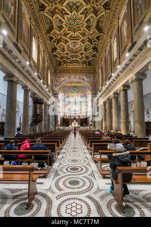 Innenraum der Basilika Santa Maria in Trastevere Stockfoto