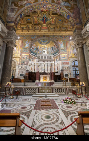 Innenraum der Basilika Santa Maria in Trastevere Stockfoto