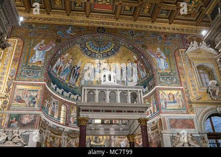 Innenraum der Basilika Santa Maria in Trastevere Stockfoto