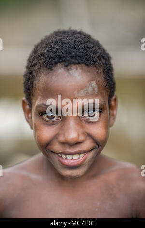 Porträt eines lächelnden Jungen des Insekts Menschen Stamm, Swagup, oberen Sepik, Papua-Neuguinea Stockfoto