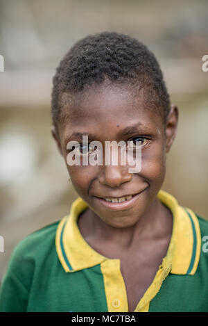 Porträt eines lächelnden Jungen des Insekts Menschen Stamm, Swagup, oberen Sepik, Papua-Neuguinea Stockfoto