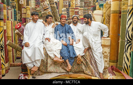 ABU DHABI, VAE - 23. FEBRUAR 2006: Eine Gruppe von nicht identifizierten männlichen Pakistanischen Verkäufer am Teppich Souk in Abu Dhabi, die Hauptstadt der VAE. Stockfoto