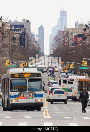 Was scheint eine endlose Straße in einem generischen Stadt, Verkehr, Transport und der Betonwüste. Gedreht wurde in New York. Stockfoto