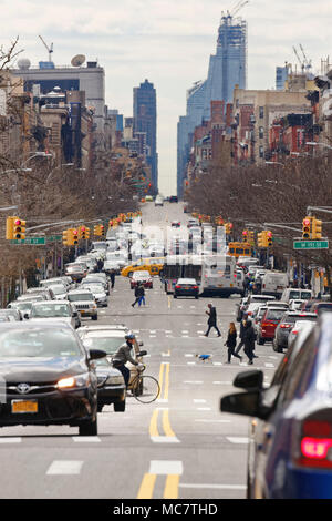 Was scheint eine endlose Straße in einem generischen Stadt, Verkehr, Transport und der Betonwüste. Gedreht wurde in New York. Stockfoto