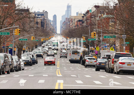 Was scheint eine endlose Straße in einem generischen Stadt, Verkehr, Transport und der Betonwüste. Gedreht wurde in New York. Stockfoto