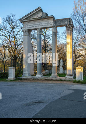 Replica römischen Tempelruinen in der Villa Borghese Stockfoto