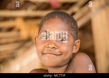 Porträt eines lächelnden Jungen, Mushu Island, Papua New Guinea Stockfoto