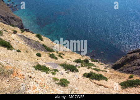Einen atemberaubenden Blick auf das Meer von einem der Umhänge der Krim Halbinsel. Herrliche Landschaft. Stockfoto