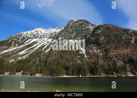 Kleinen See namens Predil Lago in italienischer Sprache und die Berge mit Schnee Stockfoto