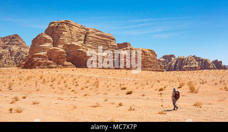 Touristische Trekking im Wadi Rum Wüste, Jordanien Stockfoto