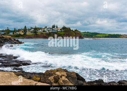 Sydney, NSW, Australia-March 31, 2018: Blick über die Küste, Wasser Wellen und felsigen Ufer in Kiama, bekannt für Spaziergänge an der Küste, Regenwald und Wanderwege pristi Stockfoto