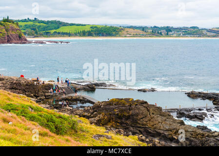 Sydney, NSW, Australia-March 31, 2018: Blick über die Küste, Wasser Wellen und felsigen Ufer in Kiama, bekannt für Spaziergänge an der Küste, Regenwald und Wanderwege pristi Stockfoto