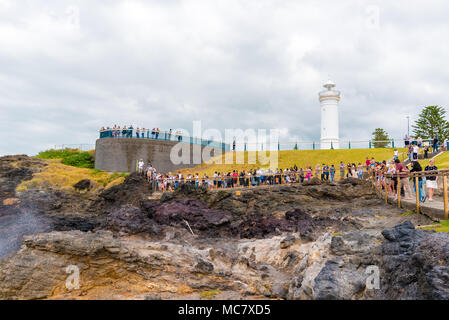 Sydney, NSW, Australia-March 31, 2018: Blick auf den Leuchtturm und Blowhole in Kiama, bekannt für Spaziergänge an der Küste, Regenwald und unberührte Strände Stockfoto