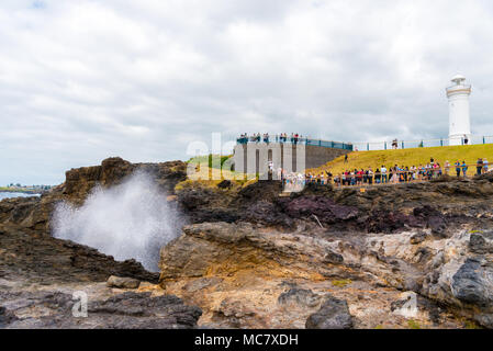 Sydney, NSW, Australia-March 31, 2018: Blick auf den Leuchtturm und Blowhole in Kiama, bekannt für Spaziergänge an der Küste, Regenwald und unberührte Strände Stockfoto