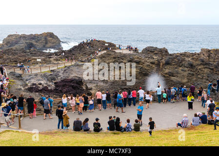 Sydney, NSW, Australia-March 31, 2018: Touristen, die in Kiama Blowhole, einer der größten Lunker in der Welt, ein Meer - Cliff Cavern, die Trinkschnäbel seaw Stockfoto