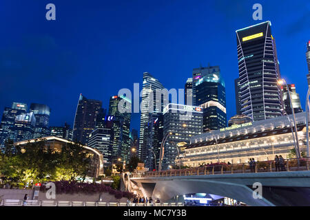 Nght Foto von Singapur Central Business District und finanziellen Zentrum in der Nähe von Fullerton Hotel, Singapore, 14. April 2018 Stockfoto