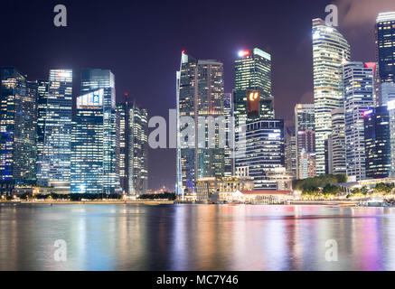 Nacht Stadtbild Skyline Foto von Singapur Central Business District und finanziellen Zentrum. Lange Belichtung Foto, Singapur, 14. April 2018 Stockfoto