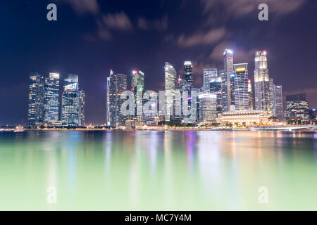 Nacht Stadtbild Skyline Foto von Singapur Central Business District und finanziellen Zentrum. Lange Belichtung Foto. Singapur, 14. April 2018 Stockfoto