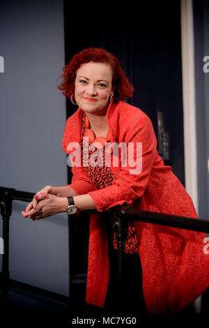 Künstlerin Helen Brunnen an ihrem Haus Studio in Hastings. Stockfoto