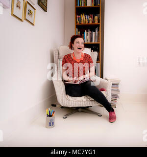 Künstlerin Helen Brunnen an ihrem Haus Studio in Hastings. Stockfoto