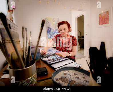 Künstlerin Helen Brunnen an ihrem Haus Studio in Hastings. Stockfoto