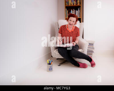 Künstlerin Helen Brunnen an ihrem Haus Studio in Hastings. Stockfoto