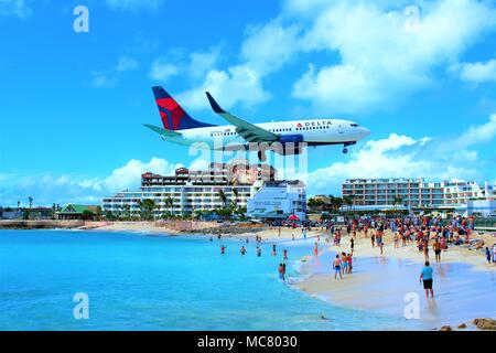 Ein Delta Airlines Jet über Maho Bay fliegen wie es in kommt an sxm Princess Juliana International Airport zu landen - 27/02/18 Stockfoto