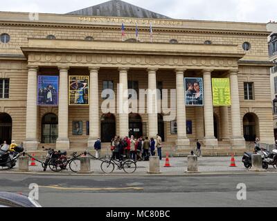 Große Tour Group Meeting vor dem Odeon Theater. De l'Odeon. Paris, Frankreich Stockfoto