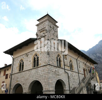 Venzone, UD, Italien - 1. April 2018: Die alten Turm des Rathauses Stockfoto