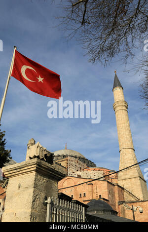 Türkische Fahne im Wind vor der Hagia Sophia in Istanbul, Türkei Fliegen Stockfoto