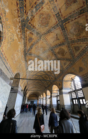 Touristen zu Fuß durch die weite Flur auf der oberen Galerie im Inneren der Hagia Sophia in Istanbul, Türkei Stockfoto