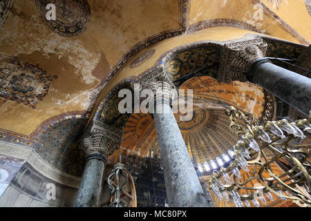 Spalten der Grünen thessalischen Stein an der Loge der Kaiserin im Inneren der Hagia Sophia in Istanbul, Türkei Stockfoto