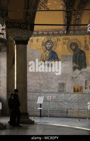 Touristen vor, Teile der Deësis Mosaik, Alte Christliche Kunst zeigt Christus und Johannes der Täufer, auf der oberen Galerie im Inneren der Hagia Sophia Stockfoto