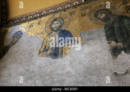 Der Deësis Mosaik, Alte Christliche Kunst zeigt Christus, der Jungfrau Maria und Johannes der Täufer, auf der oberen Galerie im Inneren der Hagia Sophia in Istanbul Stockfoto