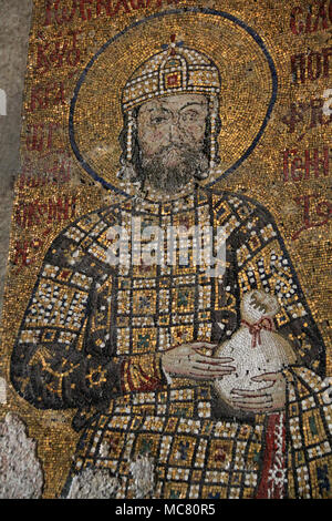 Kaiser Johannes II Komnenos ist einer der drei Figuren der Komnenos Mosaik auf der oberen Galerie im Inneren der Hagia Sophia in Istanbul, Türkei Stockfoto